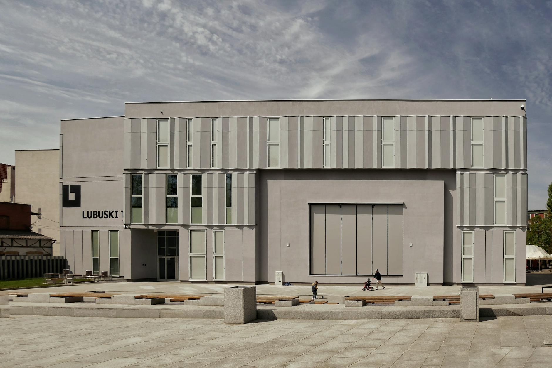 Grafika przedstawiająca logo Funduszy Europejskich i miasta Stoczek Łukowski, symbolizująca inwestycje i rozwój dzięki funduszom UE.