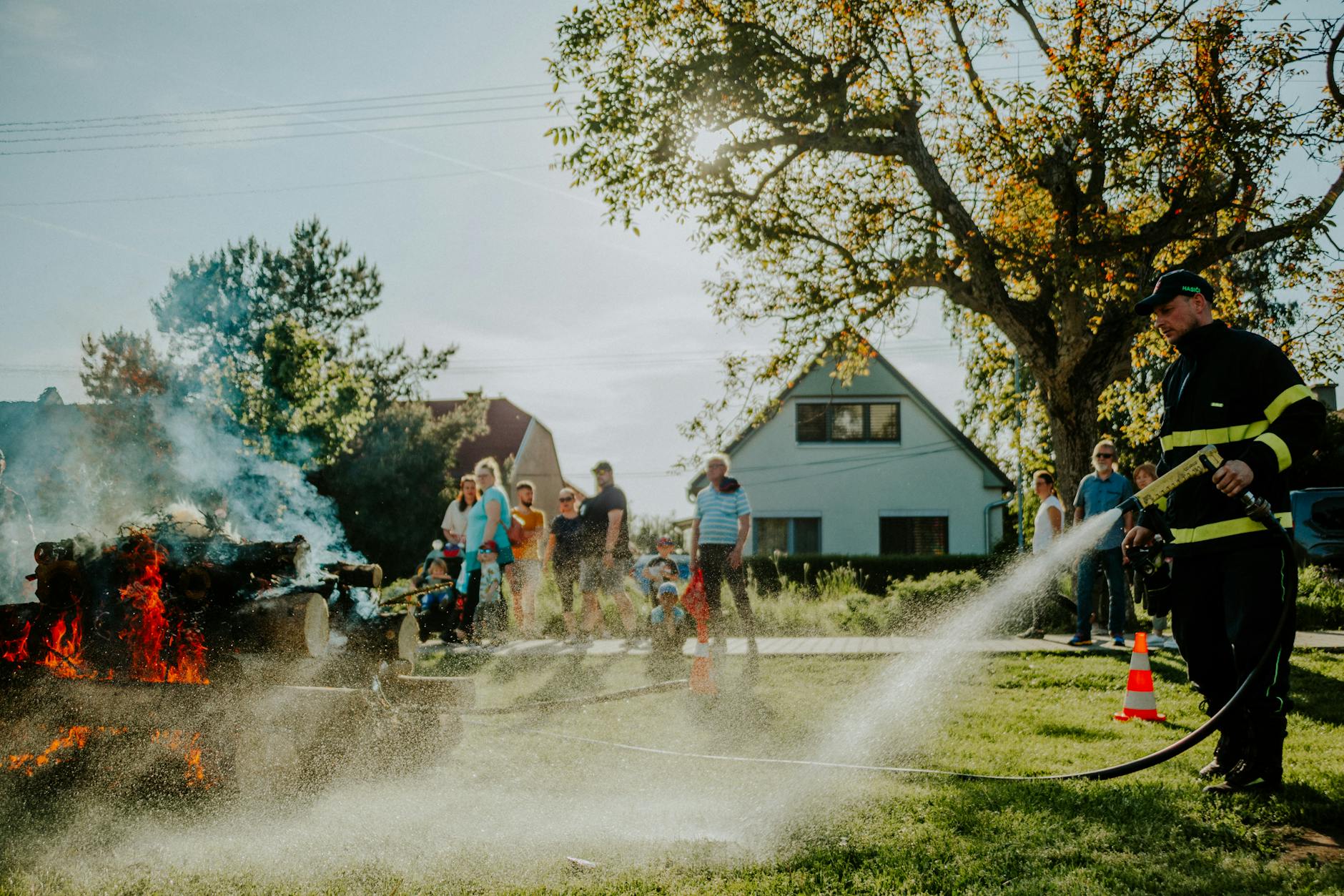 Strażacy OSP Stoczek Łukowski biorą udział w strażackiej bitwie wodnej dla lokalnej społeczności.