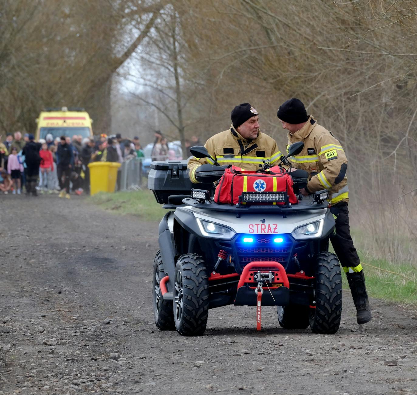 Strażacy OSP Stoczek Łukowski podczas akcji ratowniczej i plakat filmowy jako symbole miasta