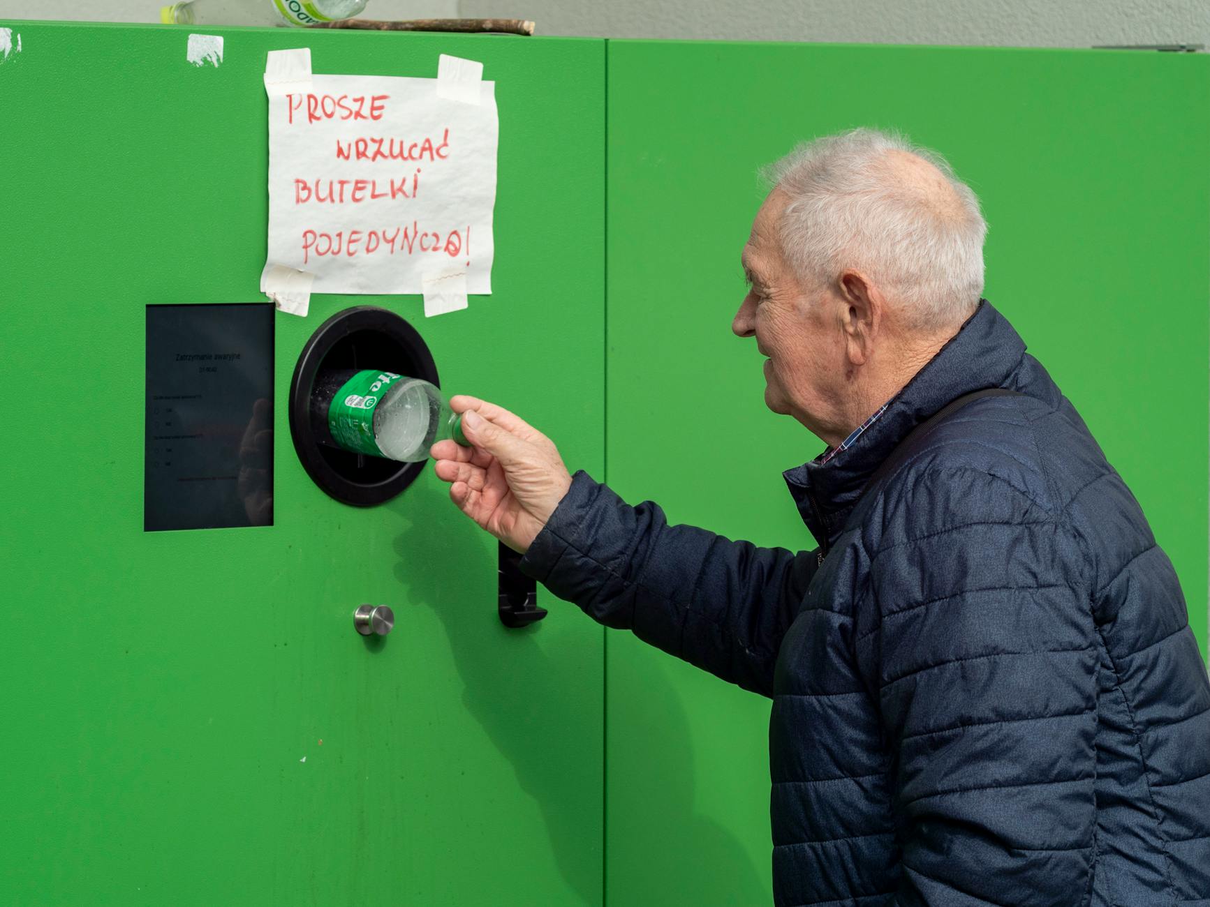Mieszkaniec odbiera darmowy kompostownik w ramach programu gminy Stoczek Łukowski
