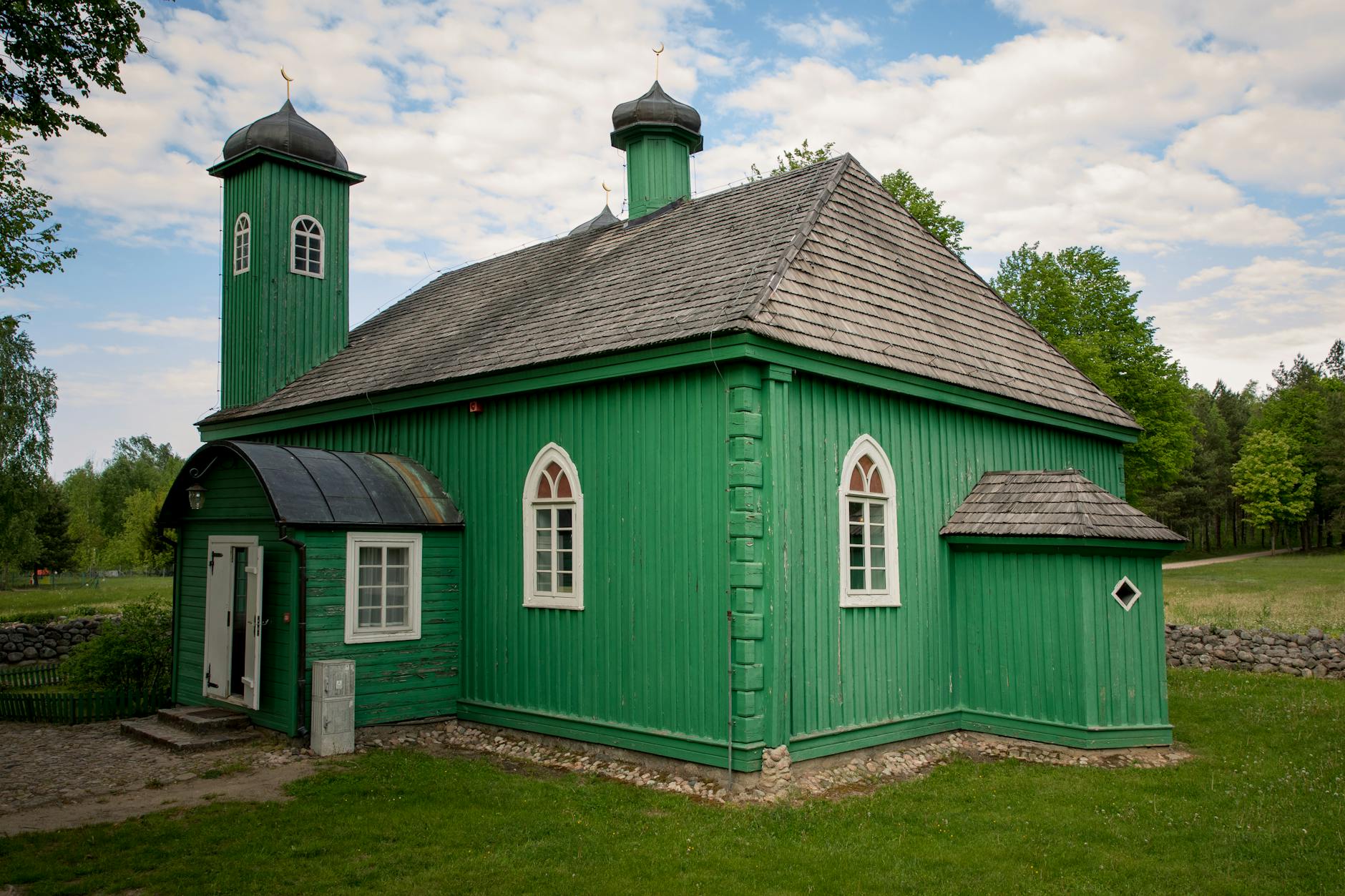 Malowniczy krajobraz Stoczka Łukowskiego z zielenią i elementami tradycyjnej architektury podczas Zielonych Świątek.